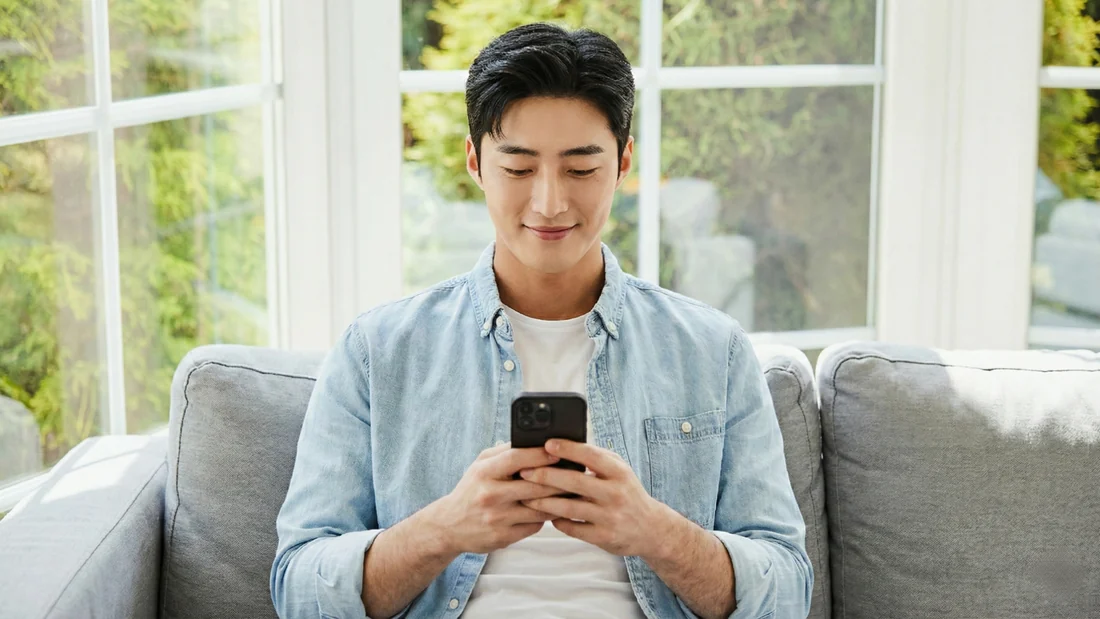 휴대폰으로 SK 컨텐츠이용료 결제 내역을 확인하는 모습